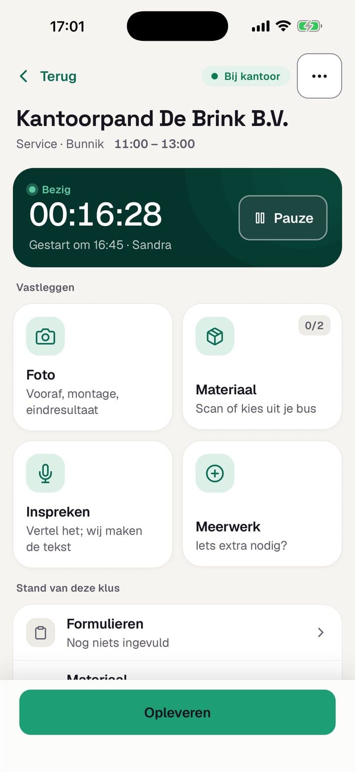 Een lopende werkbon in de monteurs-app met klok en vastleg-tegels