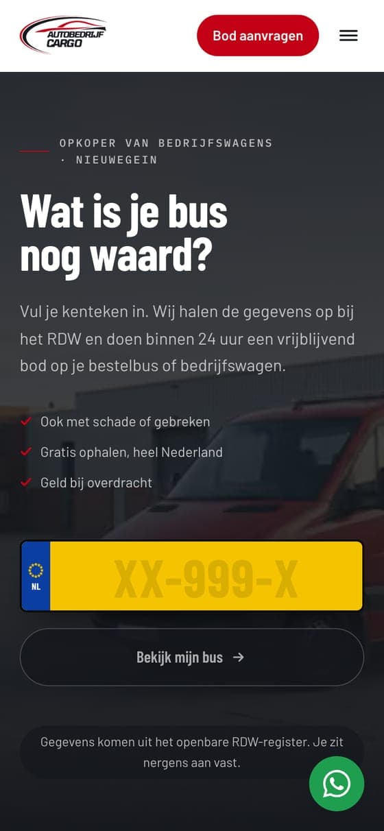De homepage van autocargo.nl op een telefoon